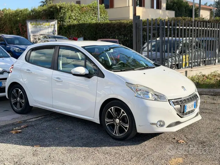 Peugeot 208 2015 photo 3