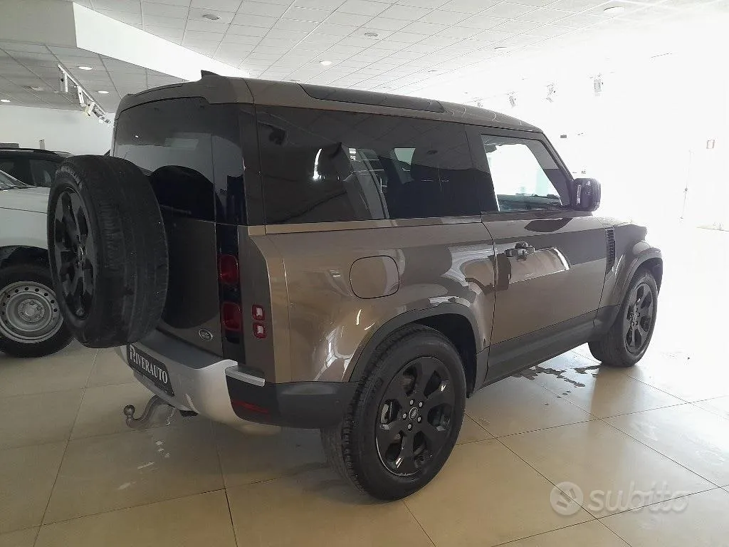 Land Rover Defender 2023 photo 3