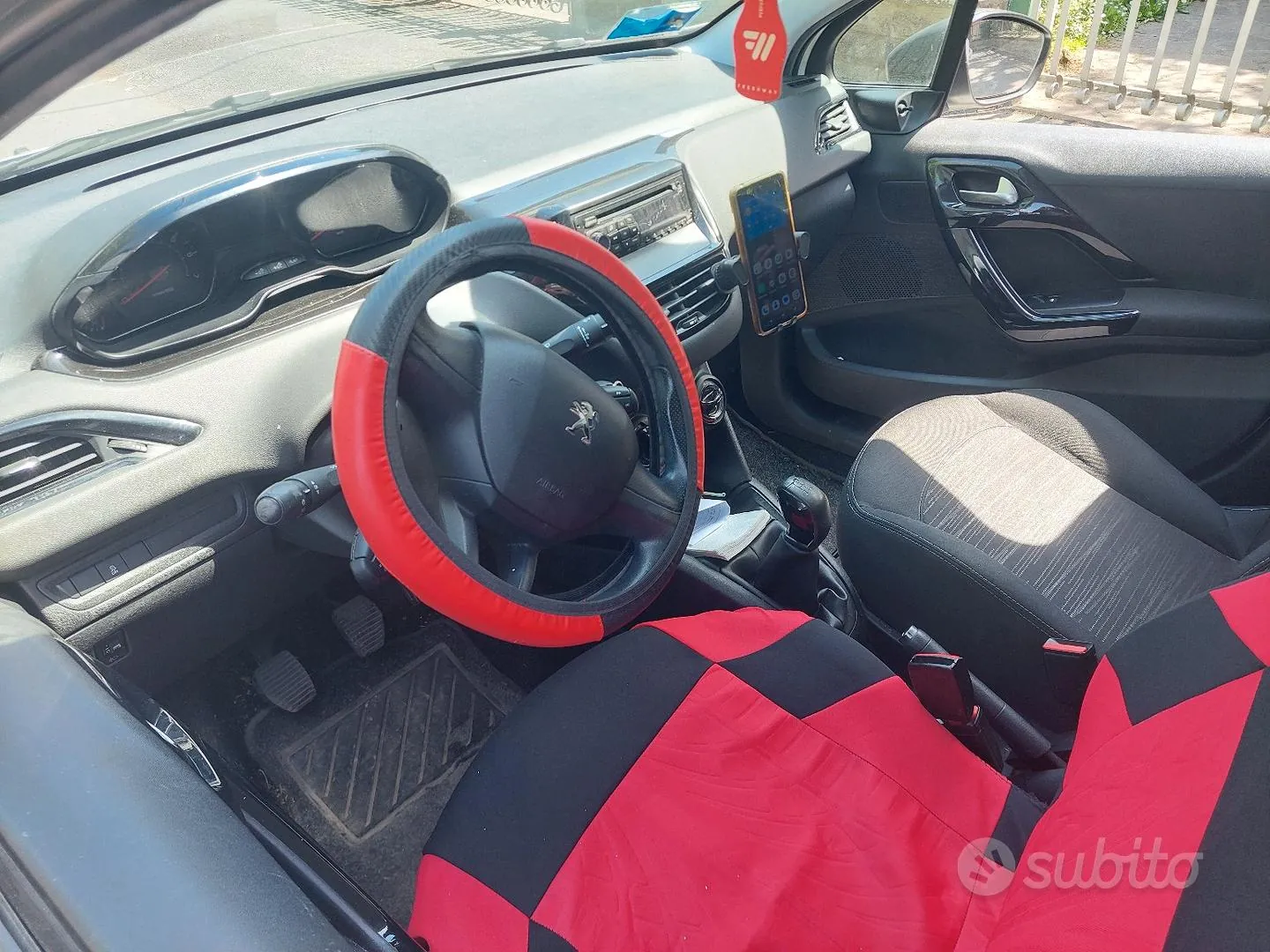 Peugeot 208 2014 photo 3
