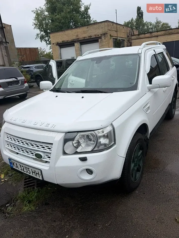 Land Rover Freelander 2010 photo 2
