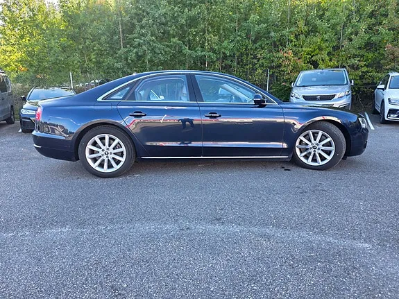 Audi A8 photo 4