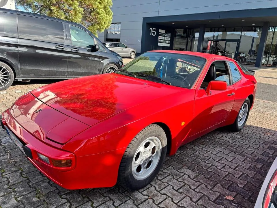 Porsche 944
