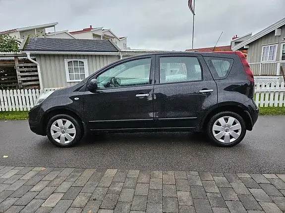 Nissan Note 2011 photo 2