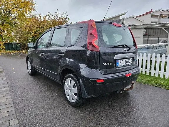 Nissan Note 2011 photo 4