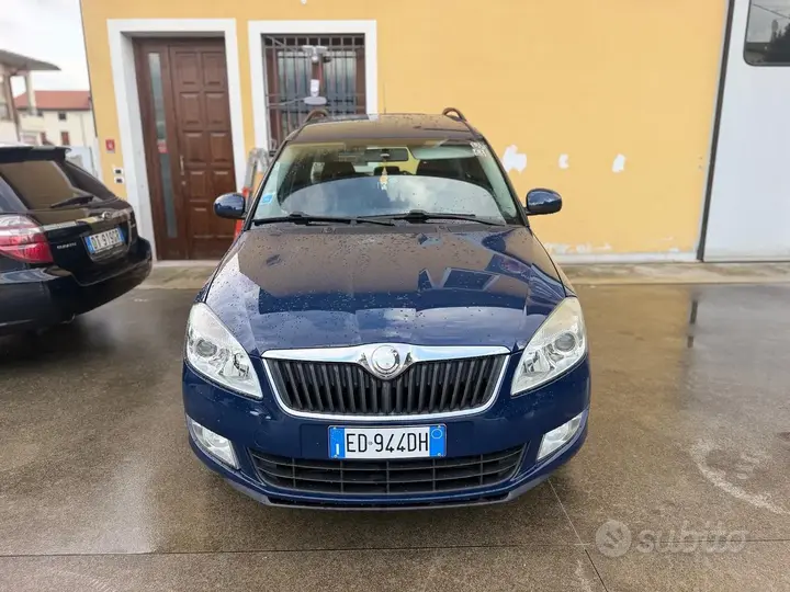 Skoda Roomster 2011 photo 2