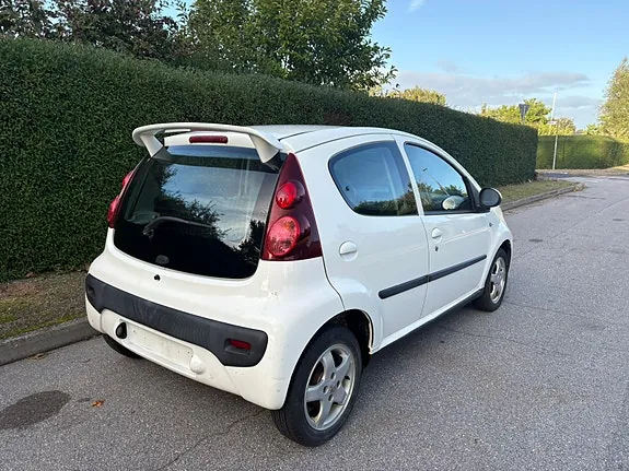 Peugeot 107 2008 photo 4
