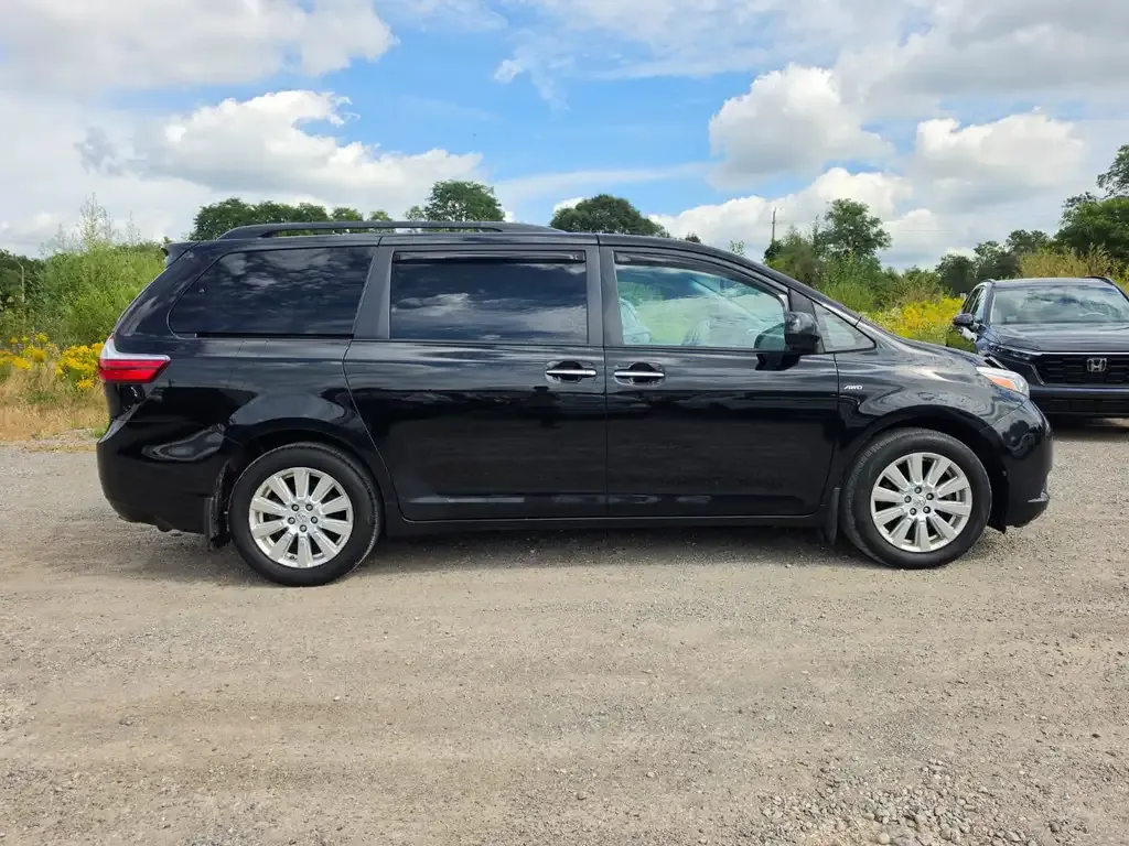 Toyota Sienna 2017 photo 3