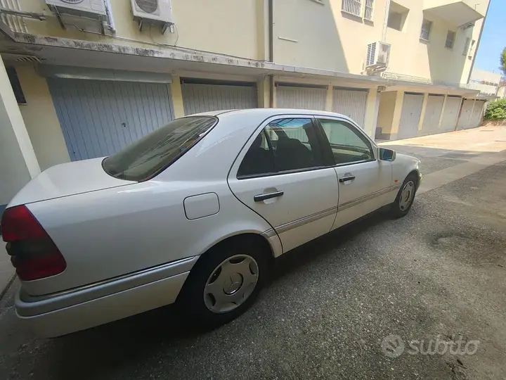 Mercedes-Benz C200 1994 photo 2
