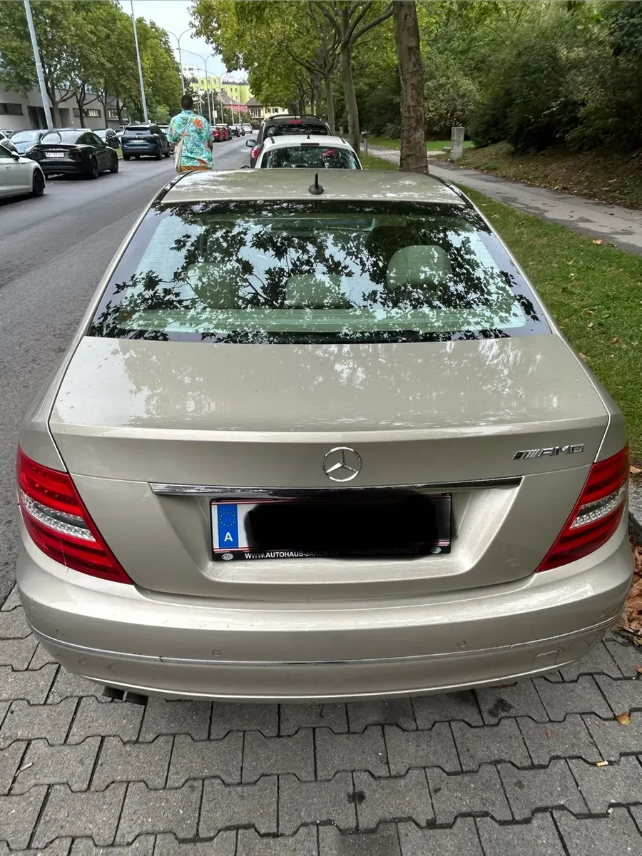 Mercedes-Benz C-Class 2011 photo 2