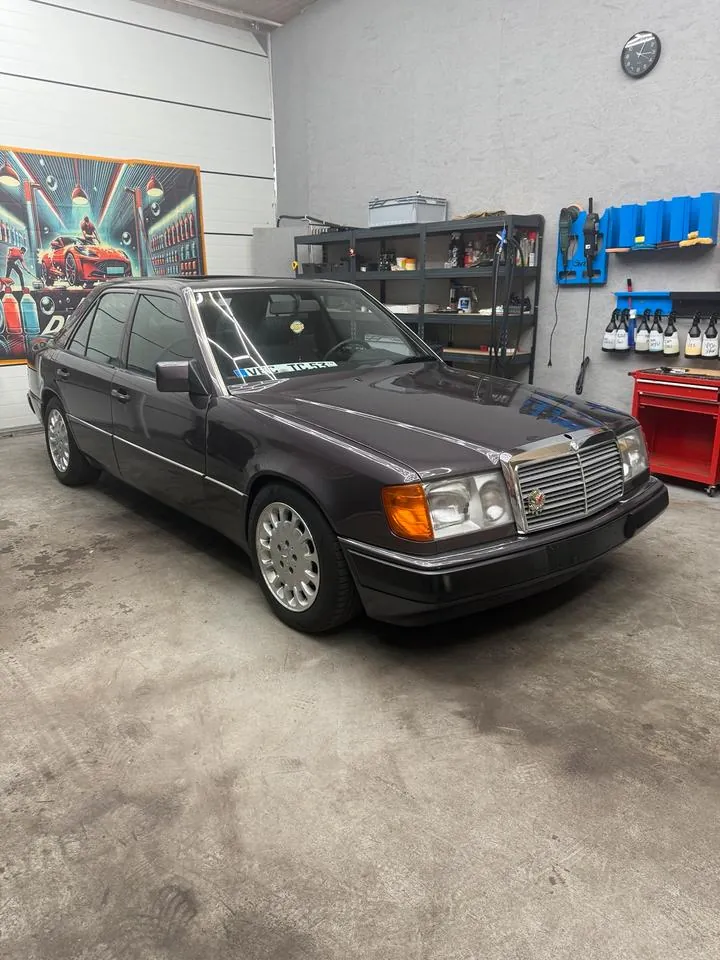 Mercedes-Benz 200 E