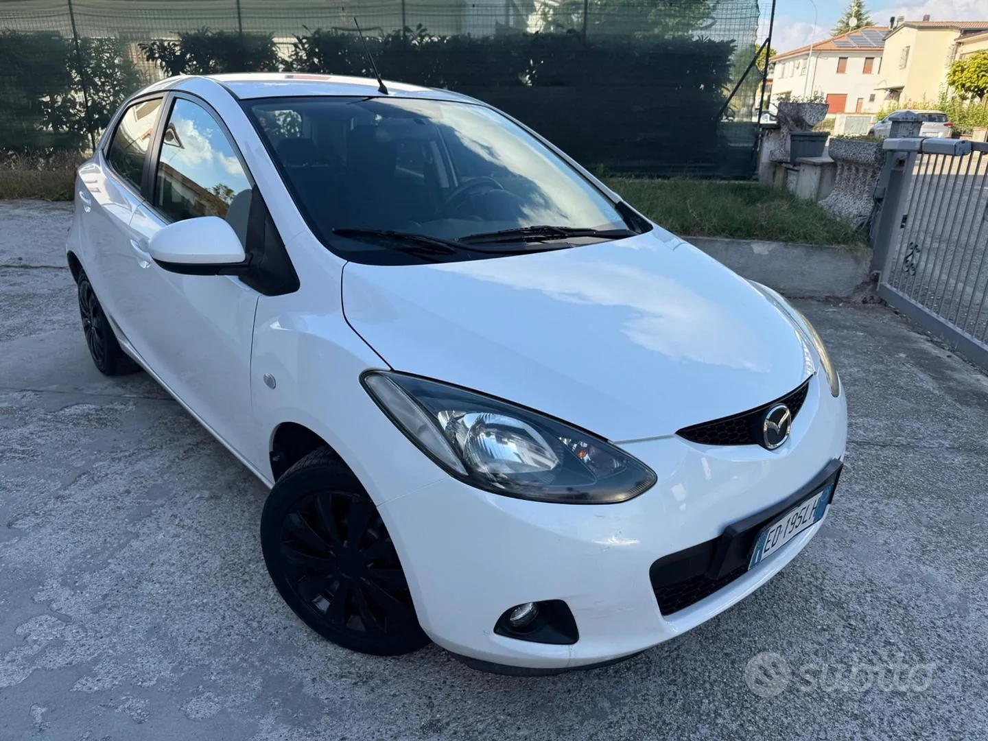 Mazda 2 2010 photo 2