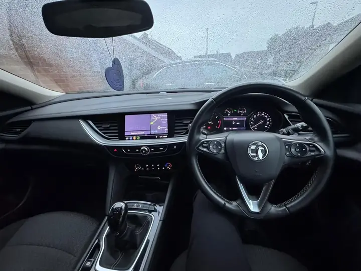 Vauxhall Insignia 2018 photo 2