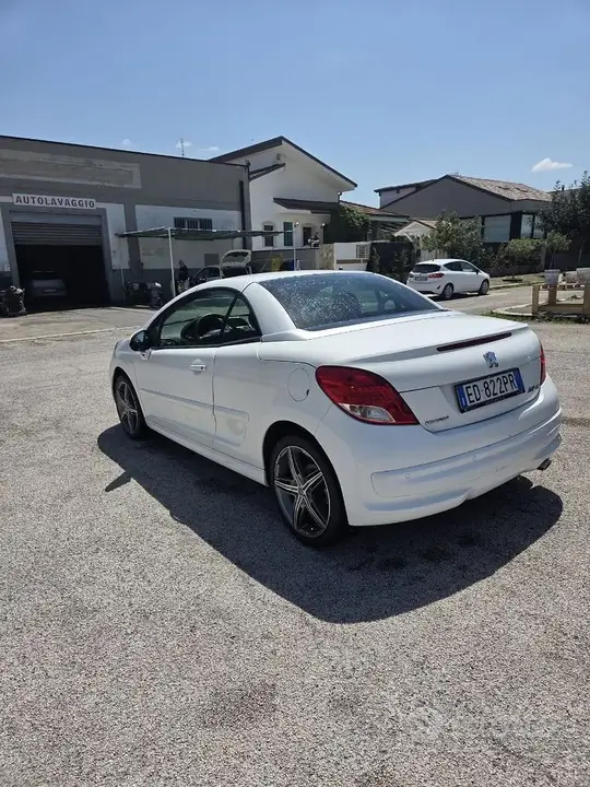 Peugeot 207 2011 photo 4
