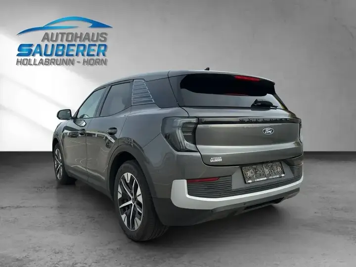 Ford Explorer 2024 photo 3