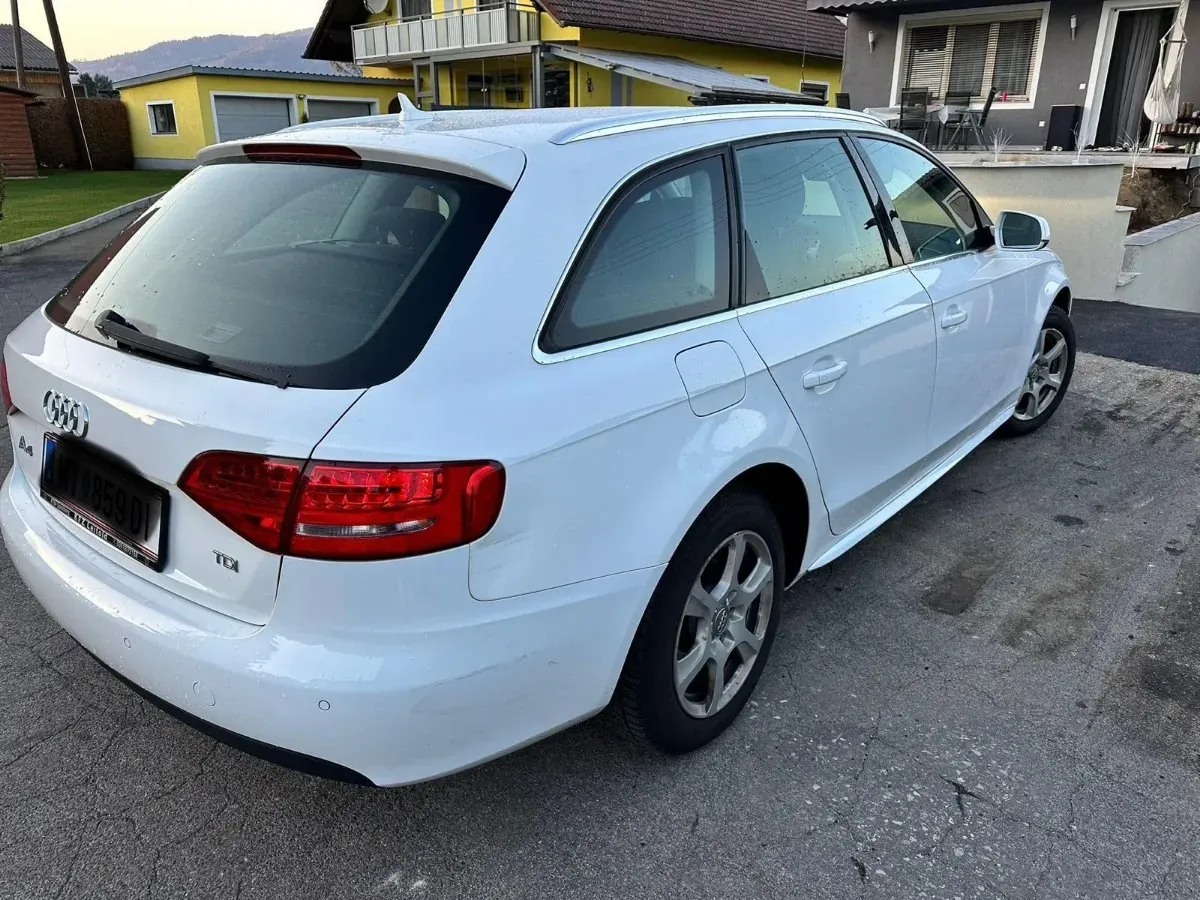 Audi A4 2011 photo 2