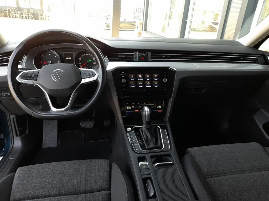 Volkswagen Passat 2022 photo 3