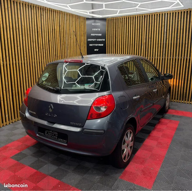 Renault Clio 2006 photo 2