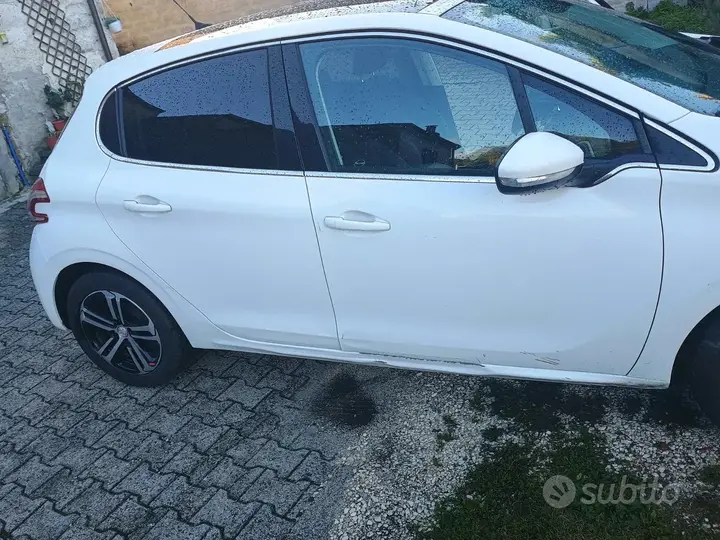 Peugeot 208 2014 photo 2