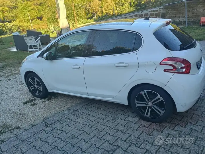 Peugeot 208 2014 photo 4