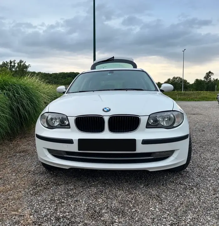 BMW 1 Series 2009 photo 2