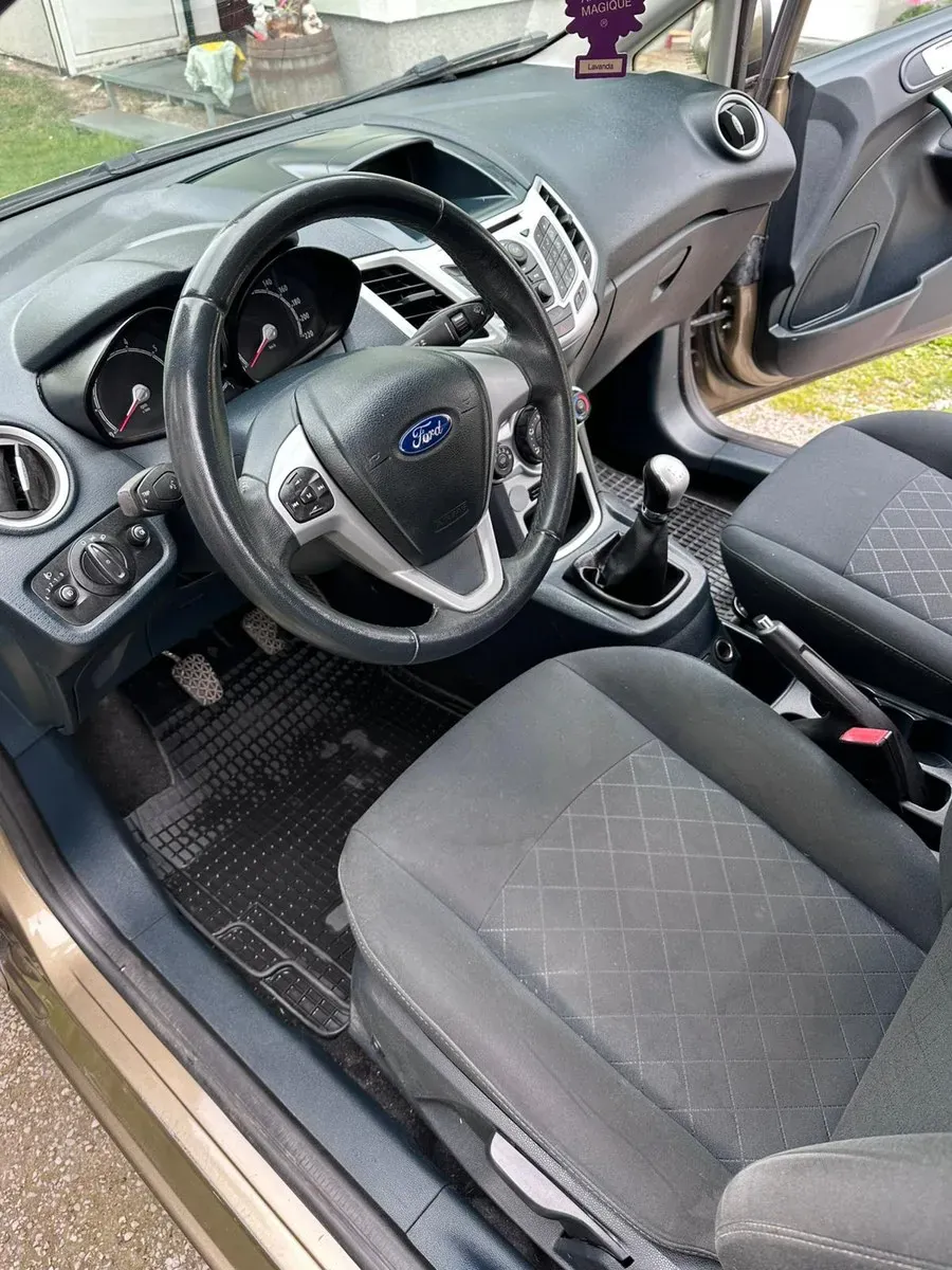 Ford Fiesta 2011 photo 3