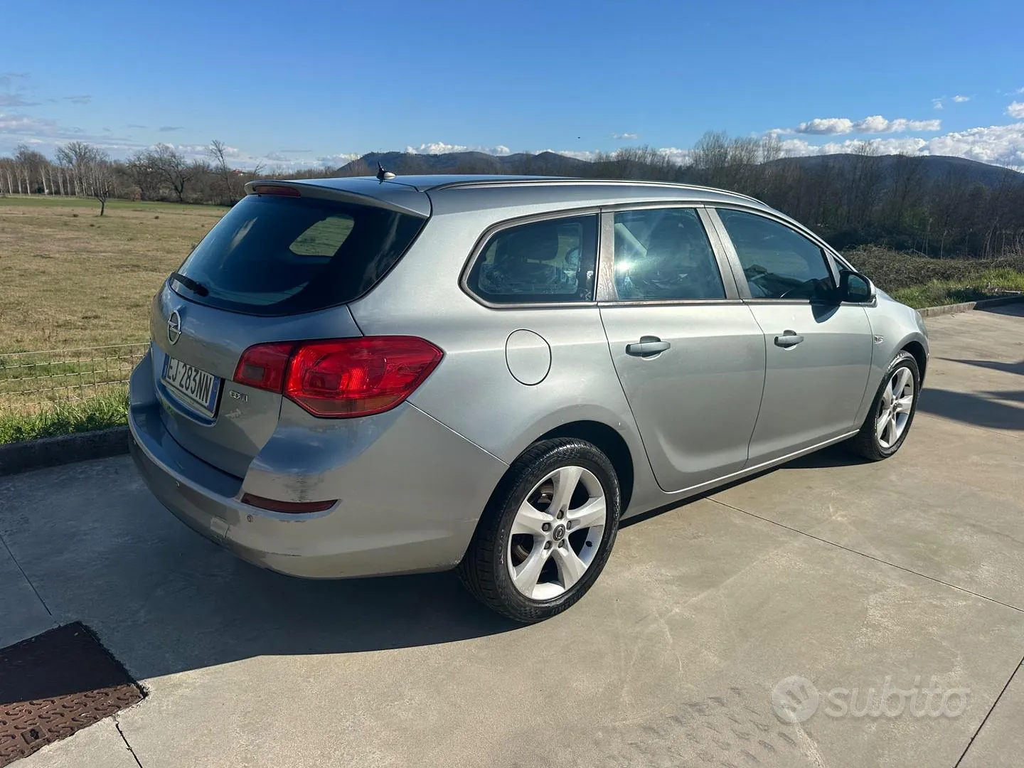 Opel Astra 2011 photo 2