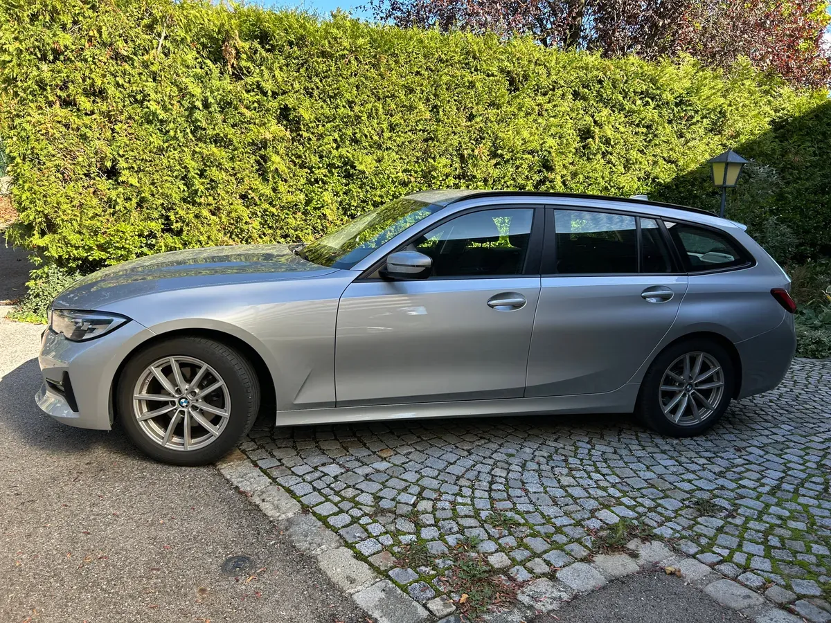 BMW 3 Series 2019 photo 2