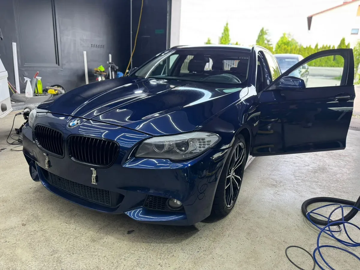 BMW 5 Series 2011 photo 2