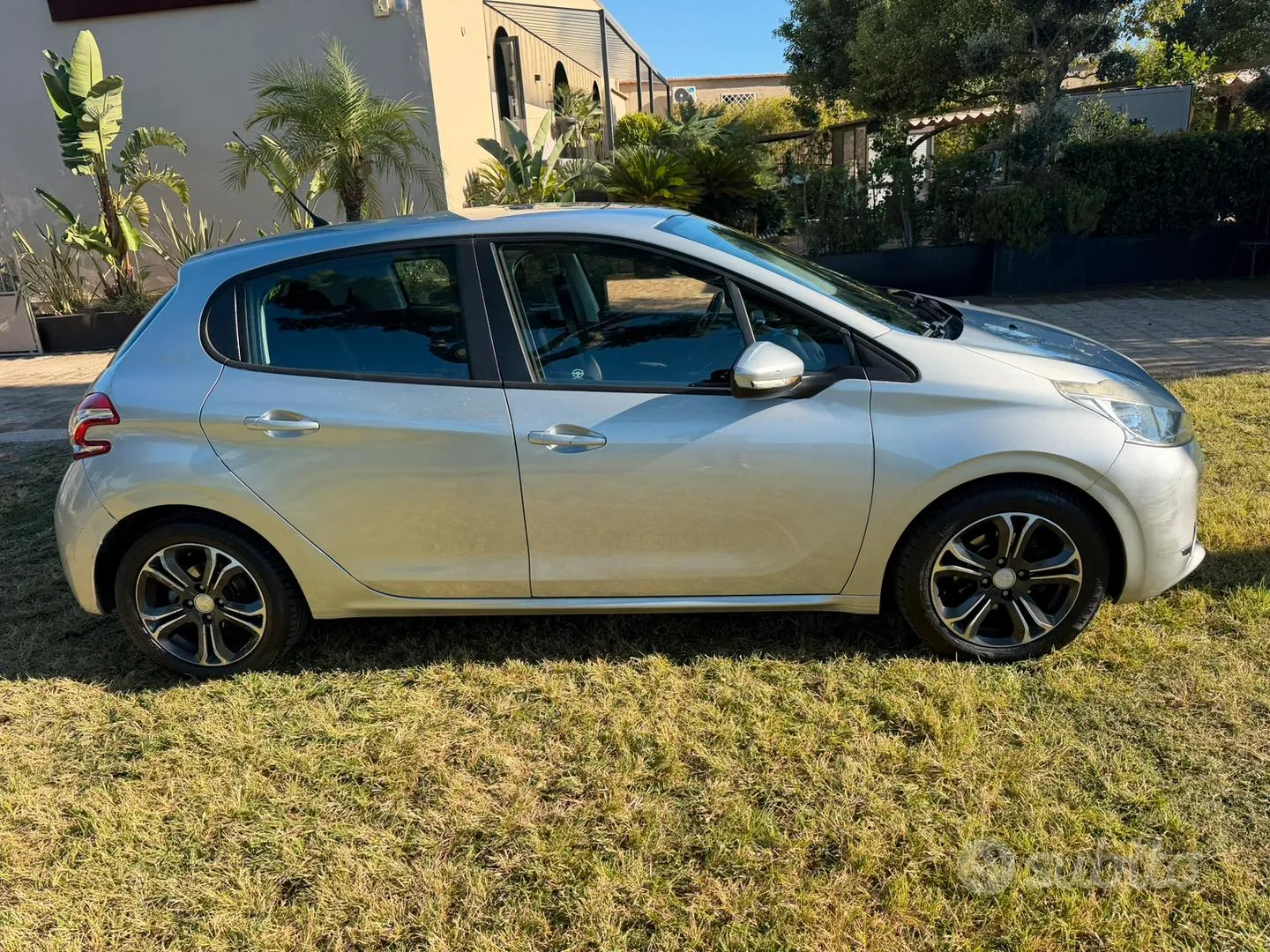 Peugeot 208 2015 photo 4