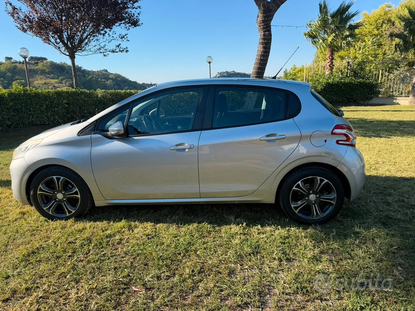 Peugeot 208 2015 photo 3