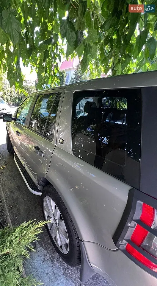 Land Rover Freelander 2010 photo 4