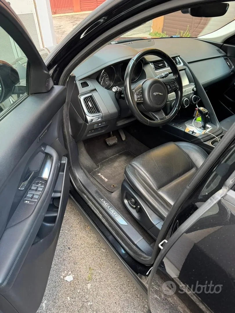 Jaguar E-Pace 2018 photo 5