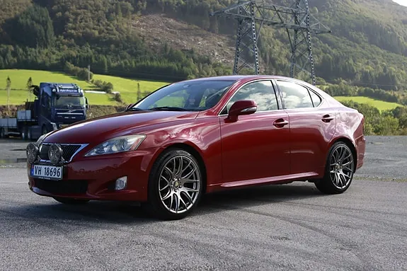 Lexus Is220D 2010 photo 2