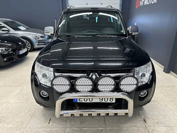 Mitsubishi Pajero 2010 photo 2