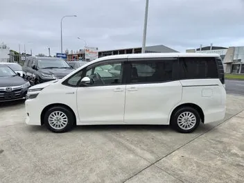 Toyota Voxy 2016 photo 5