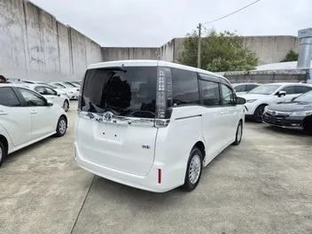 Toyota Voxy 2016 photo 3