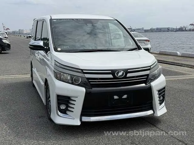 Toyota Voxy Zs