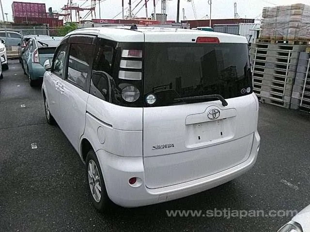 Toyota Sienta 2010 photo 3