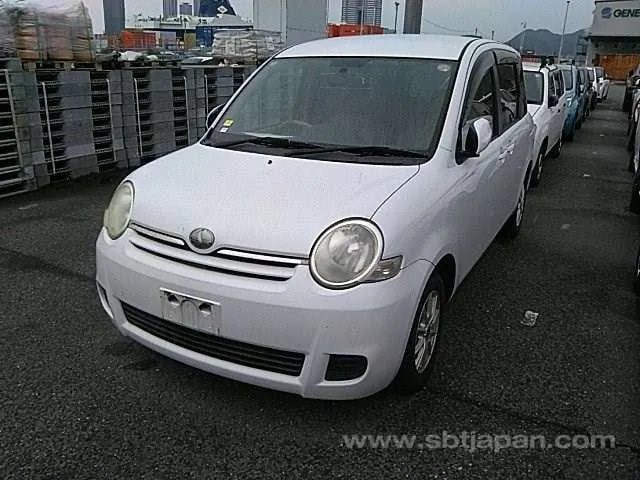 Toyota Sienta 2010 photo 2