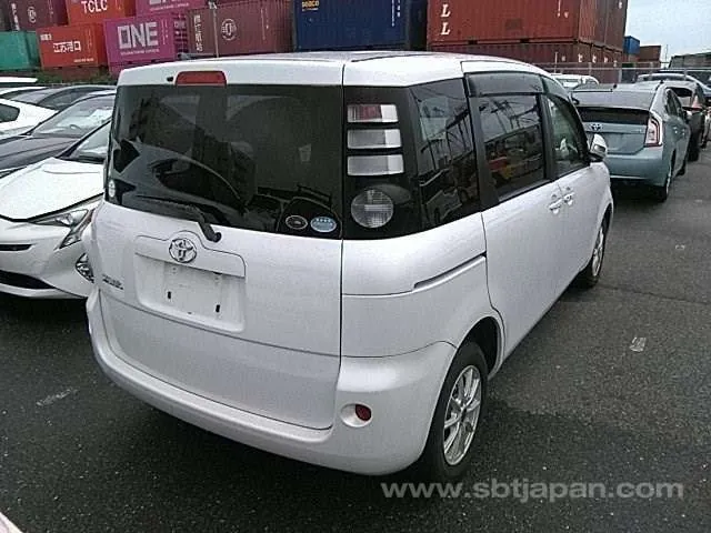Toyota Sienta 2010 photo 4