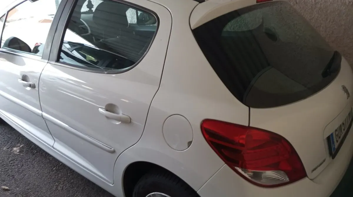 Peugeot 207 2012 photo 3