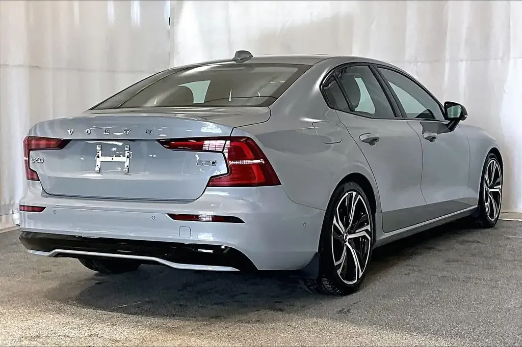 Volvo S60 2024 photo 2