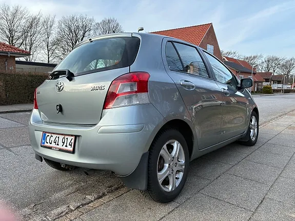 Toyota Yaris 2010 photo 2