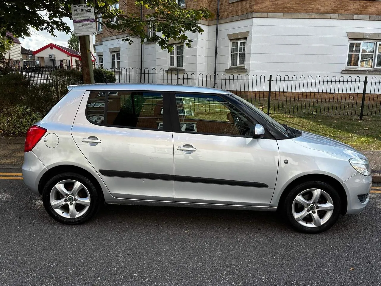 Skoda Fabia 2011 photo 2