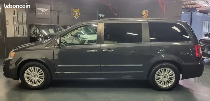 Lancia Voyager 2012 photo 2