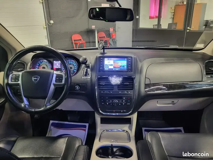 Lancia Voyager 2012 photo 5