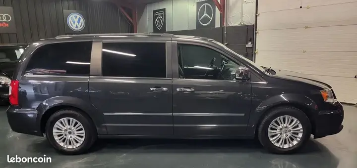 Lancia Voyager 2012 photo 3