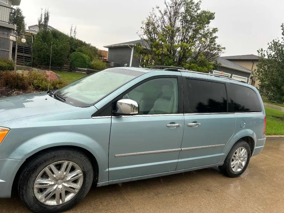 Chrysler Town & Country 2008 photo 2