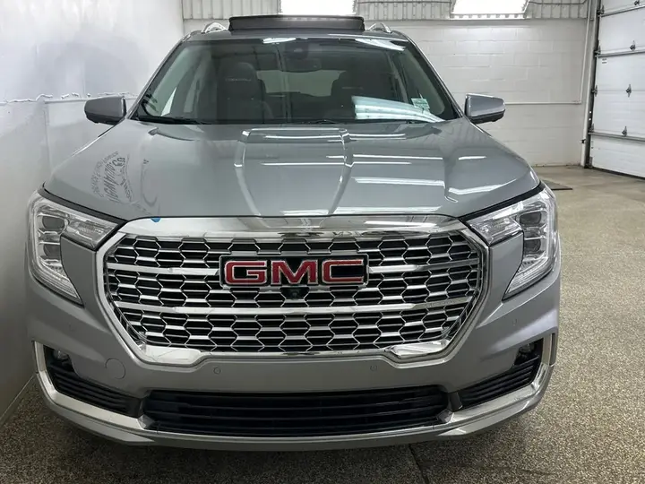 GMC Terrain 2024 photo 2