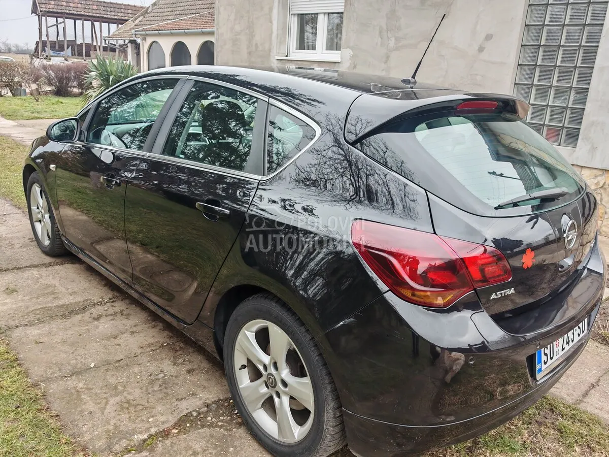 Opel Astra J 2010 photo 2